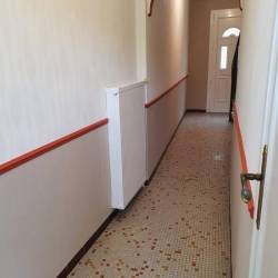 Pose de papier peint dans un couloir